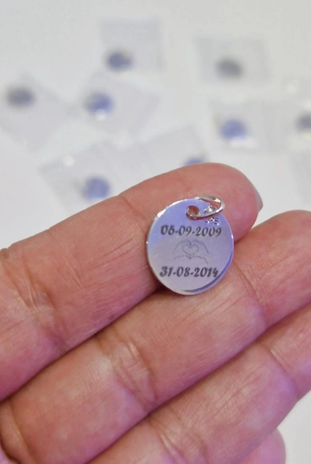 COLLAR DE PLATA PERSONALIZADO CON MEDALLA GRABADA Y DETALLES EN PIEDRA DE COLOR , JOYERIA ARTESANAL