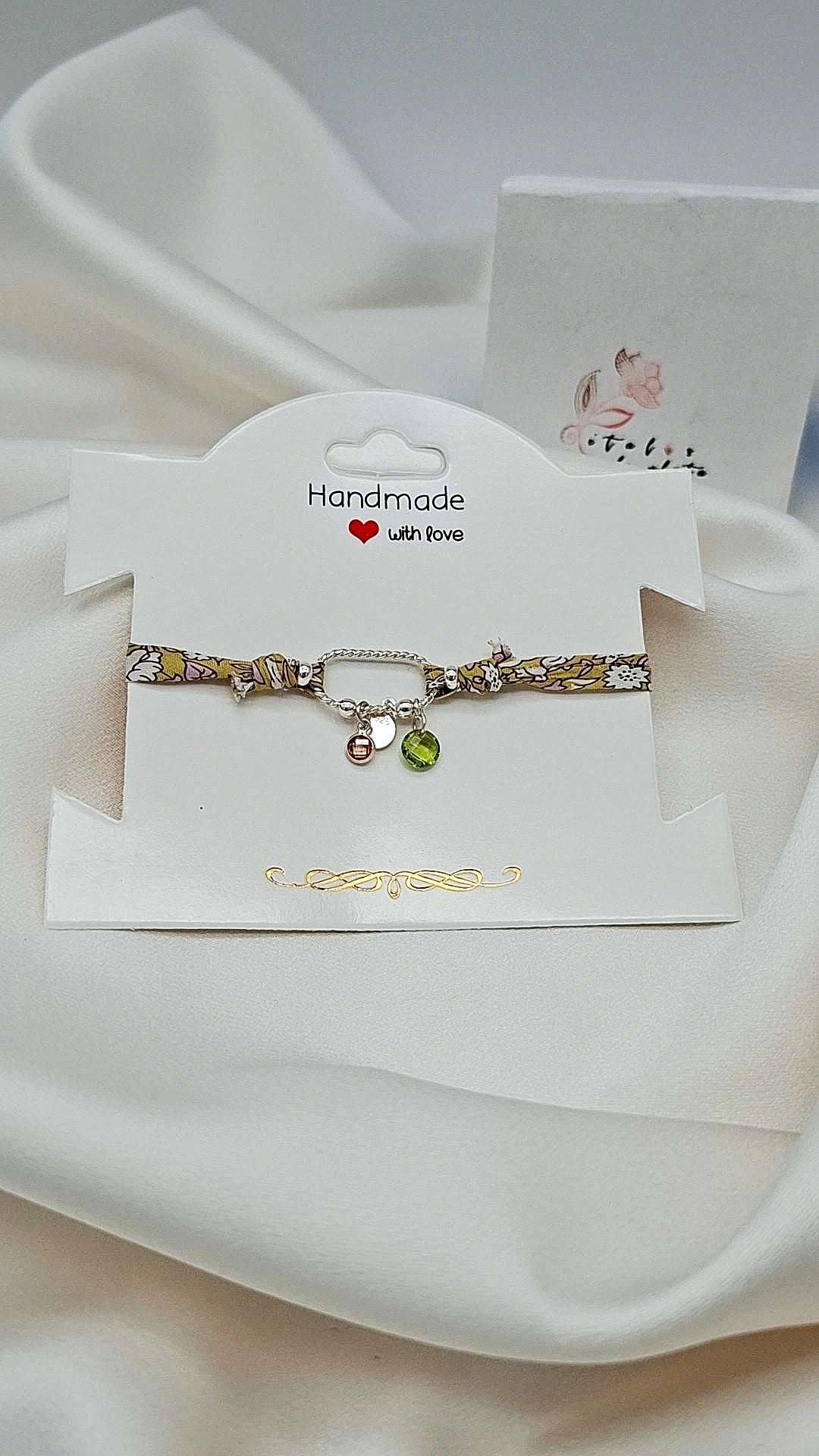 Liberty artesanal con hilo estampado, dije en plata y piedras de color, joyería personalizada Pétalos de Plata.