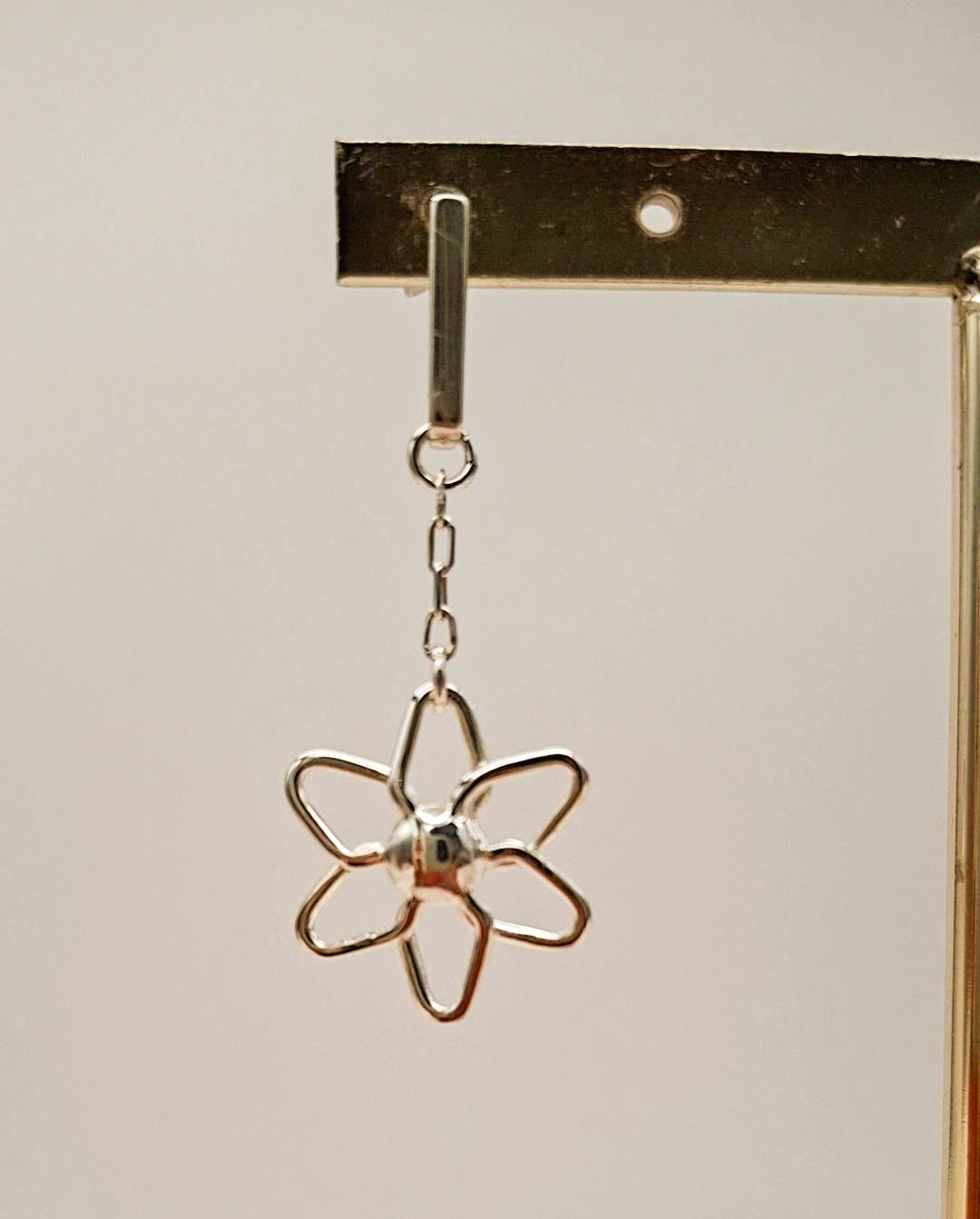 Sencillos, ligeros y con alma ✨
La flor que no se marchita, hecha en plata de ley y creada a mano para acompañarte cada día 🤍
Disponible en Pétalos de Plata.
