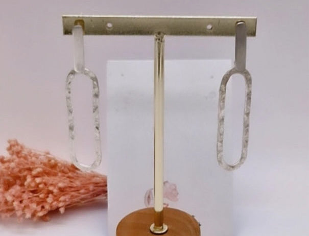 Pendientes minimalistas de plata con textura artesanal y diseño contemporáneo