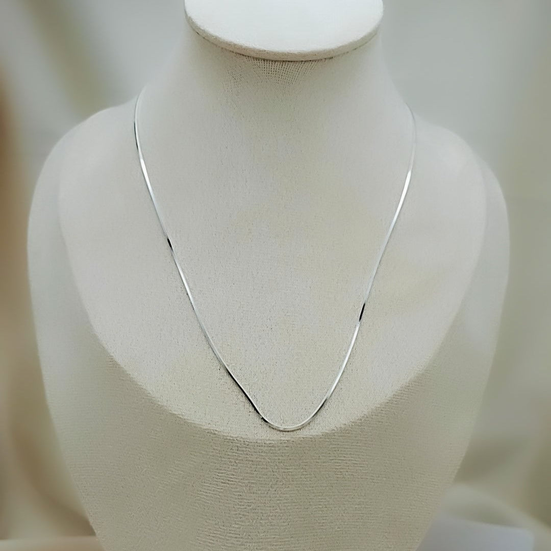 Collar de cadena en plata de ley 925 estilo minimalista, joya artesanal de Pétalos de Plata, ideal para uso diario o combinar con dijes personalizados.