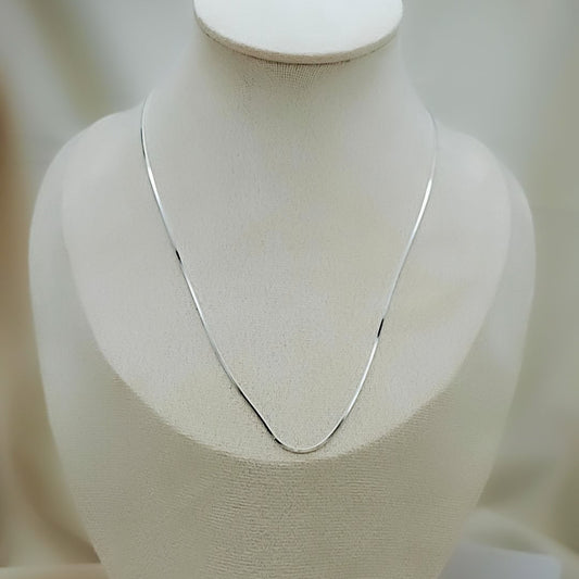 Collar de cadena en plata de ley 925 estilo minimalista, joya artesanal de Pétalos de Plata, ideal para uso diario o combinar con dijes personalizados.