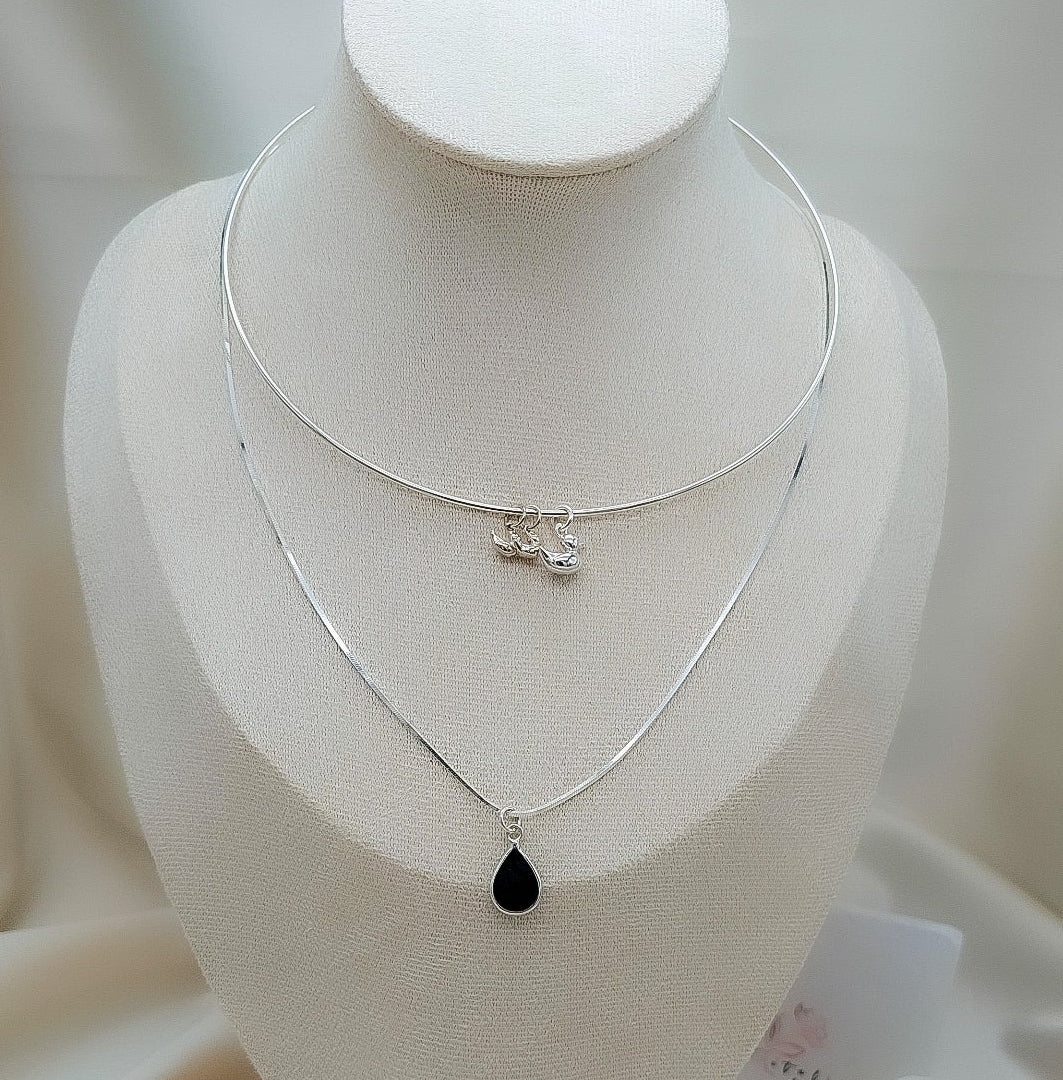 
Collar de plata con diseño de mamá patita y sus patitos, joya artesanal tierna y significativa de Pétalos de Plata.