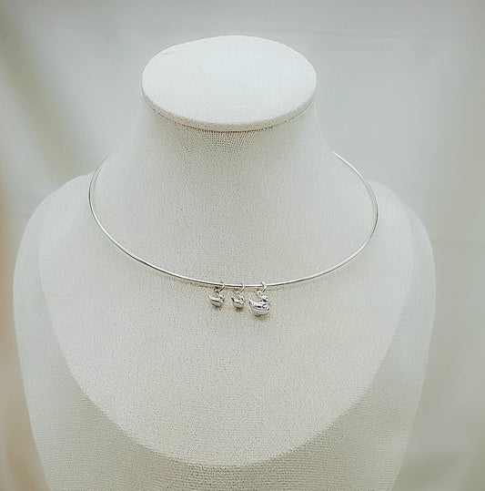 
Collar de plata con diseño de mamá patita y sus patitos, joya artesanal tierna y significativa de Pétalos de Plata.