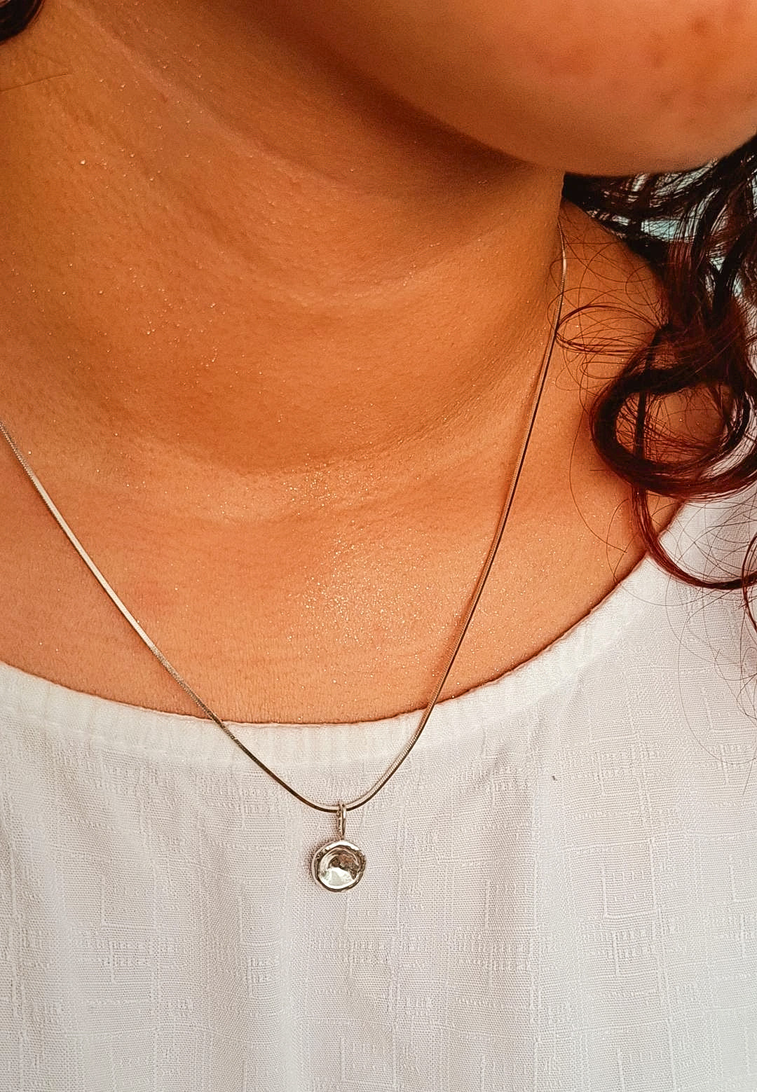Collar minimalista de plata inspirado en ondas de agua