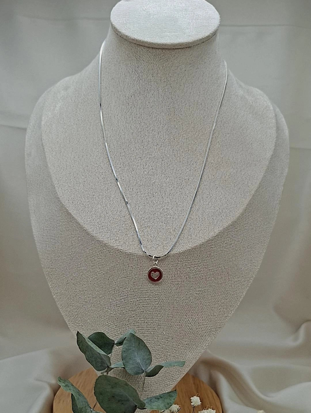  Este collar tiene una presencia limpia y dulce: minimalista, con un toque romántico.