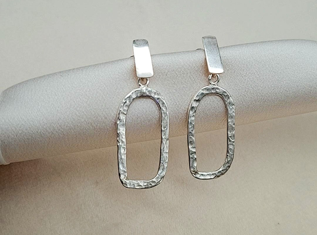 Pendientes minimalistas ovalados de plata con acabado martillado artesanal