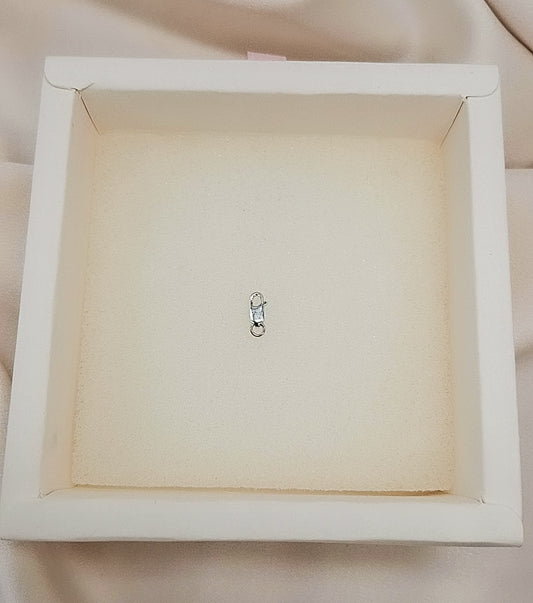 Selecciona el tipo de cierre que mejor se adapte a tu estilo y comodidad.
Todos en plata de ley 925, seguros y duraderos.