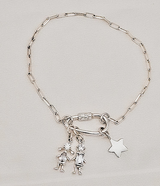 Selecciona el tipo de cierre que mejor se adapte a tu estilo y comodidad.
Todos en plata de ley 925, seguros y duraderos.