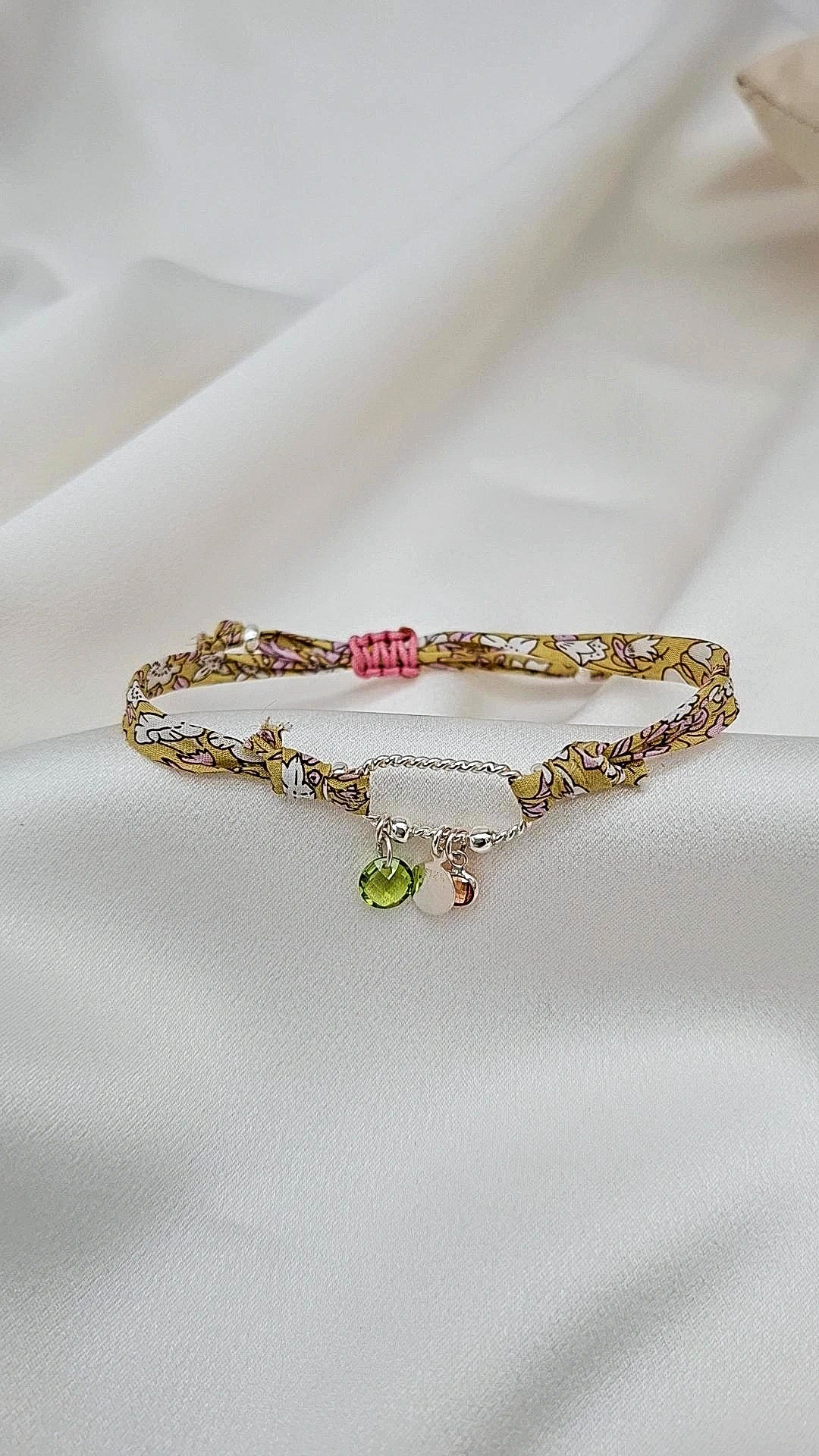  Liberty artesanal con hilo estampado, dije en plata y piedras de color, joyería personalizada Pétalos de Plata.
