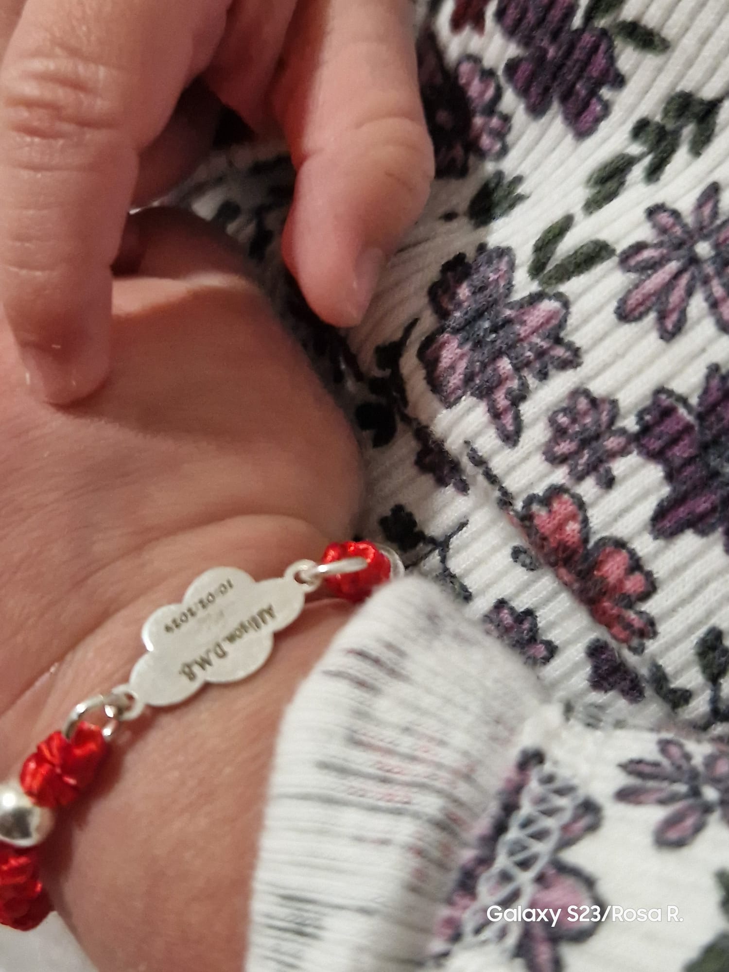 Pulsera artesanal con hilo rojo y cuentas plateadas, dije de plata grabado con nombre, joya personalizada de Pétalos de Plata.