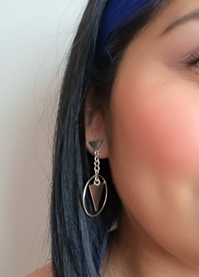 Pendientes geométricos montados a mano