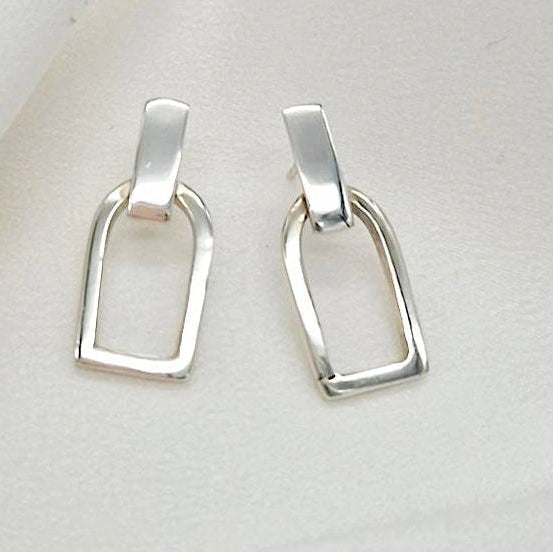 Pendientes contemporáneos de plata con diseño geométrico minimalista