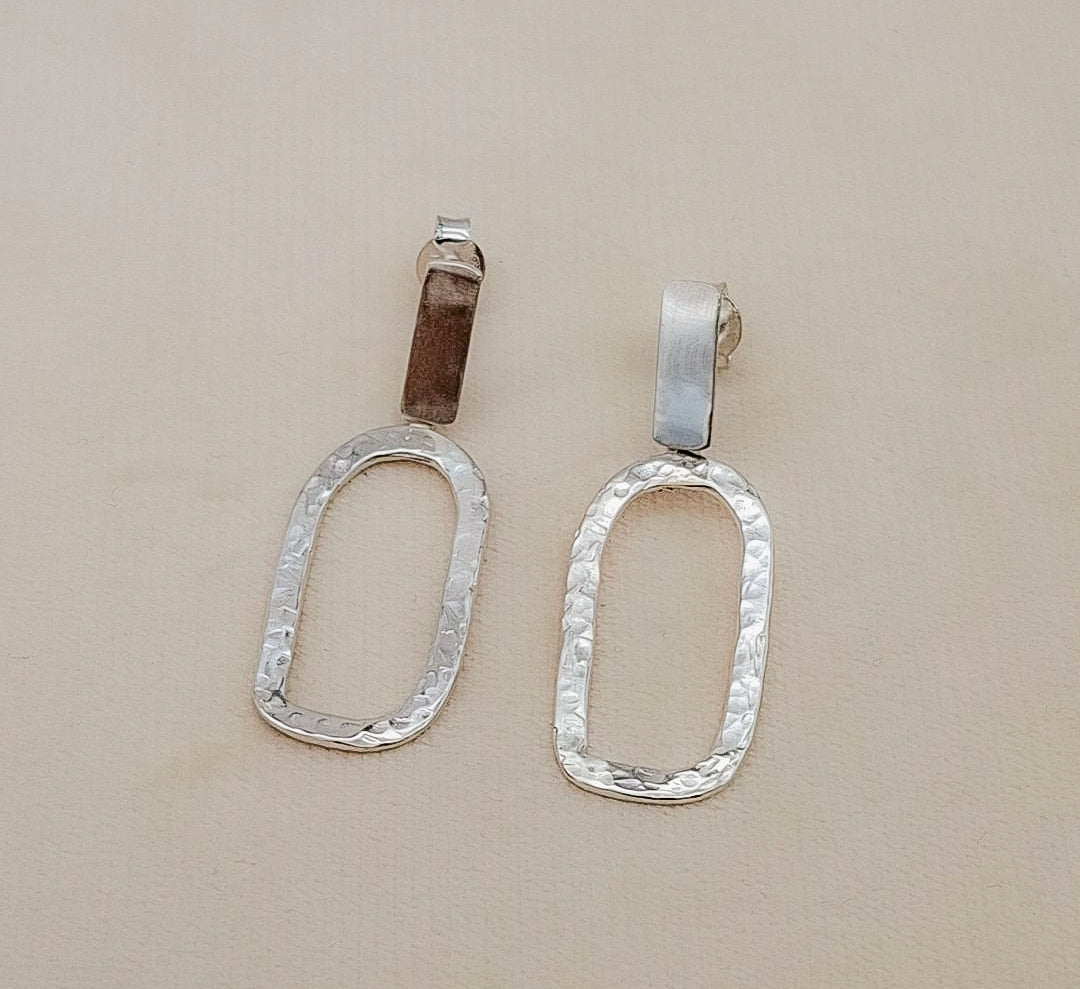 Pendientes ovalados de plata de ley hechos a mano con textura artesanal