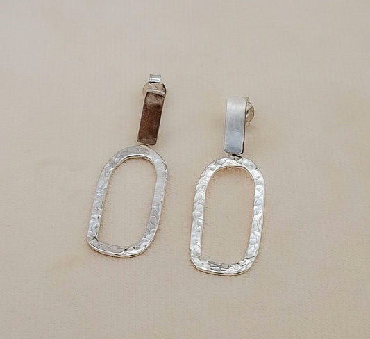 Pendientes ovalados de plata de ley hechos a mano con textura artesanal