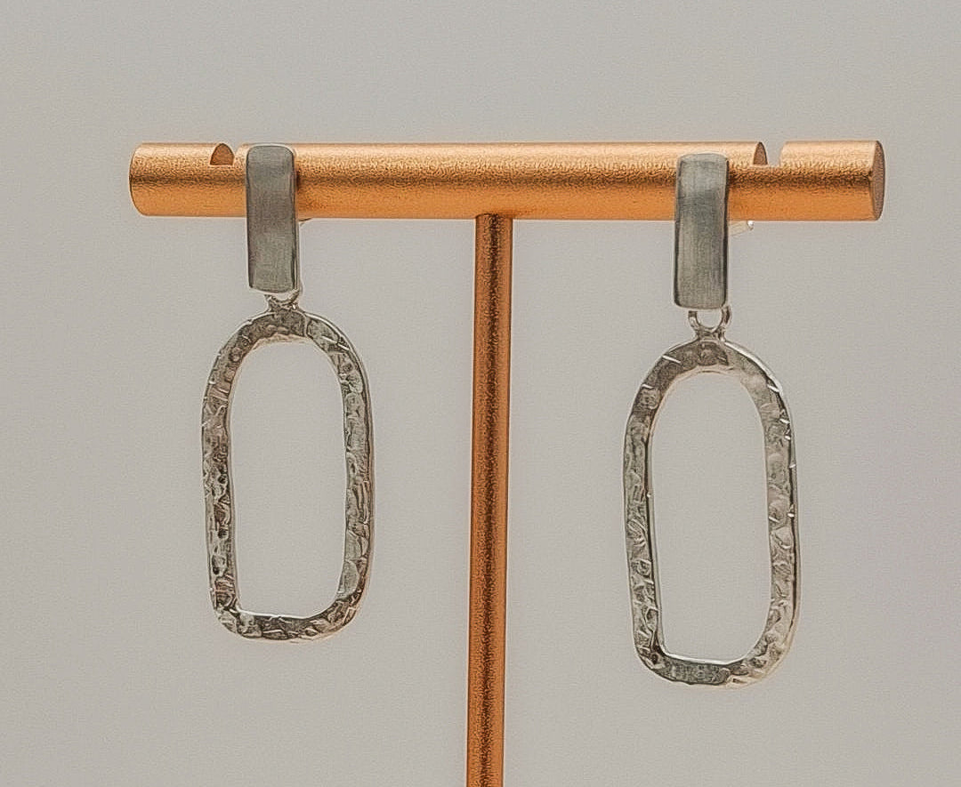 Pendientes minimalistas ovalados de plata con acabado martillado artesanal