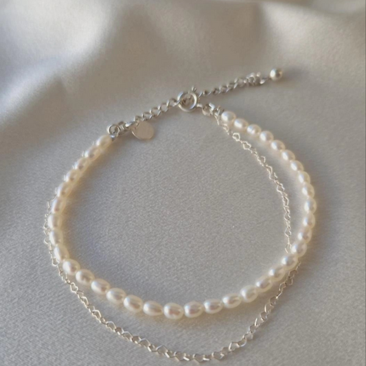 Dúo de perlas cultivadas y cadena fina, ligereza y brillo en perfecta armonía