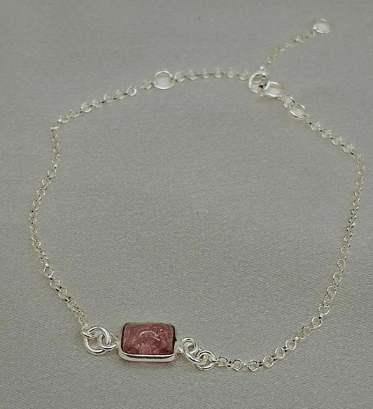 La Pulsera “Rosa de Luz” es una creación artesanal de Pétalos de Plata, diseñada para reflejar la serenidad y la dulzura que habitan en cada mujer