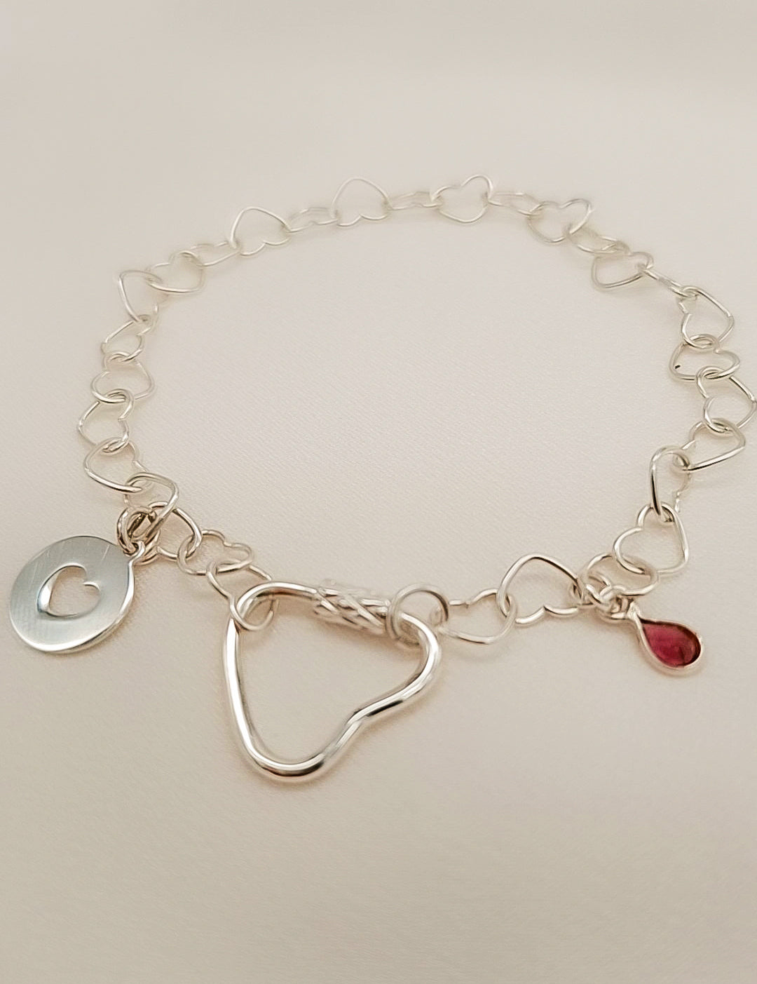 Selecciona el tipo de cierre que mejor se adapte a tu estilo y comodidad.
Todos en plata de ley 925, seguros y duraderos.