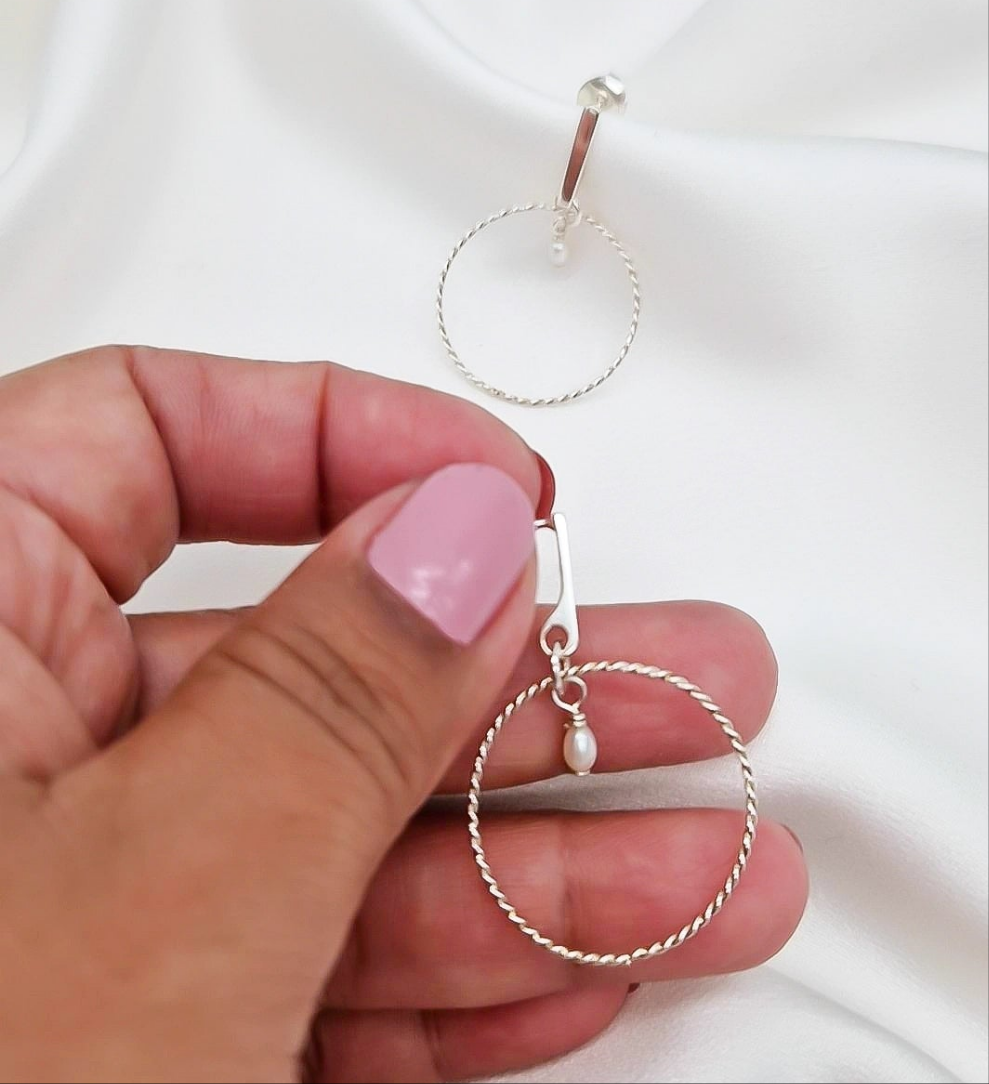 Elegancia atemporal en cada movimiento.
Nuestros pendientes "Luz Serena" combinan la suavidad natural de la perla con la forma clásica del aro, creando una joya que resalta tu feminidad con sutileza y estilo.