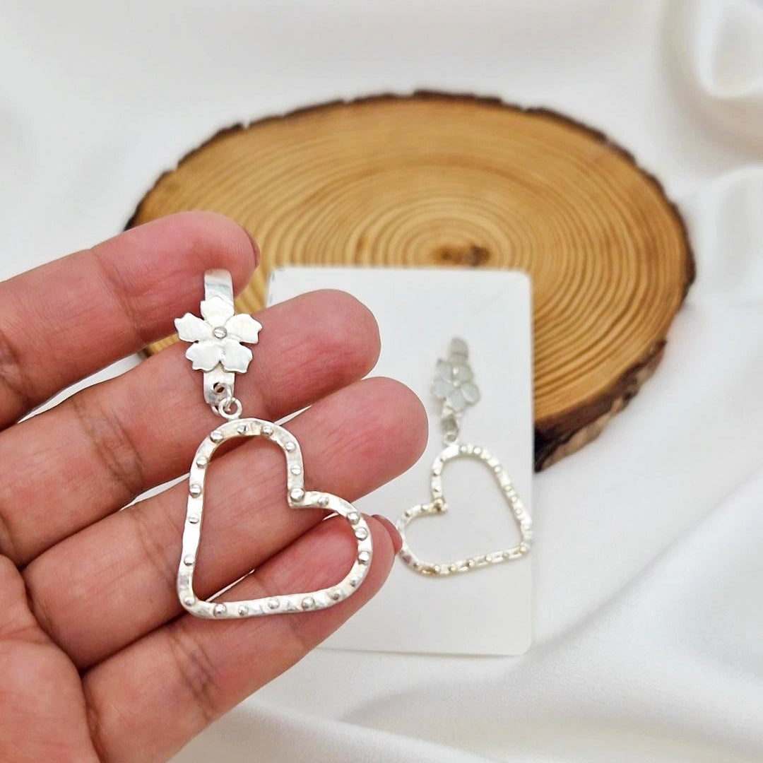 
Pendientes corazón de plata hechos a mano con textura fundida artesanal