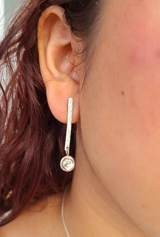 Pendientes orgánicos inspirados en el agua y el metal
