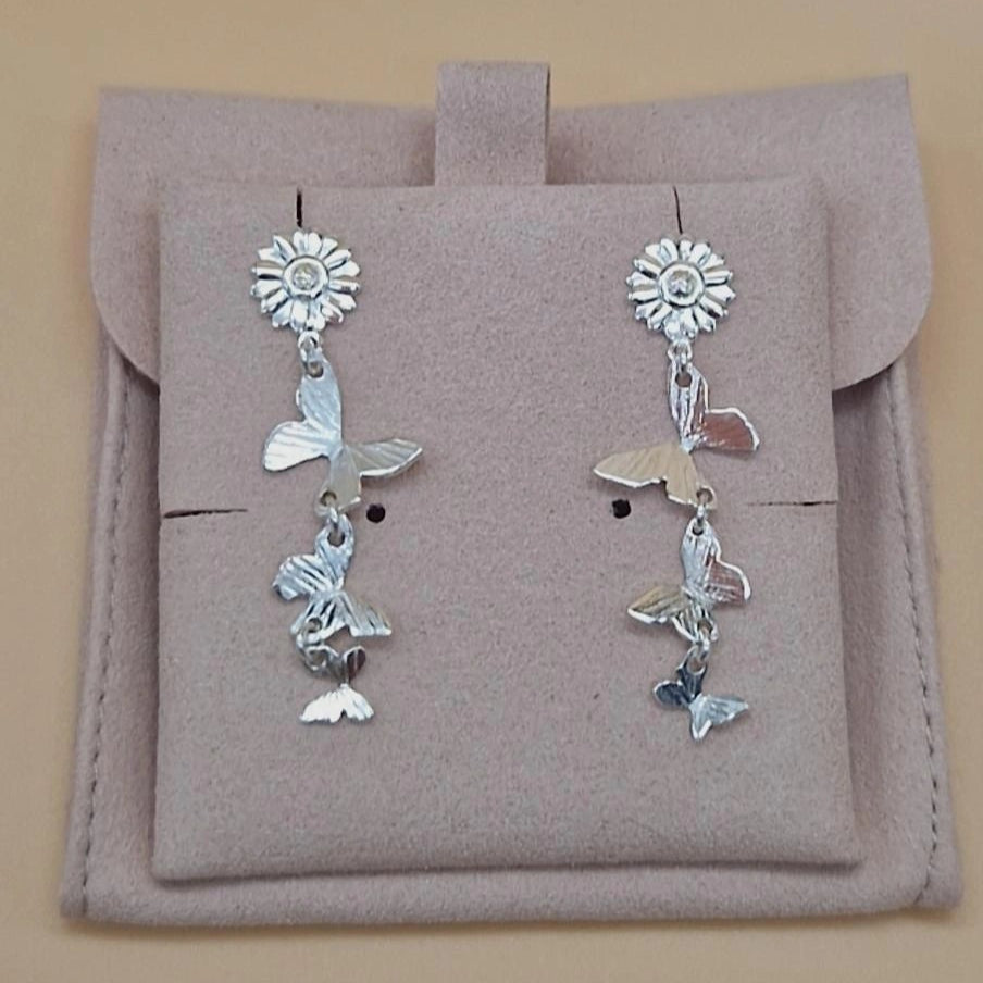 Pendientes alas de sol plata de ley, tres pequeñas mariposas danzan con cada movimiento, suspendida con ligereza desde unos topitos en forma de girasol