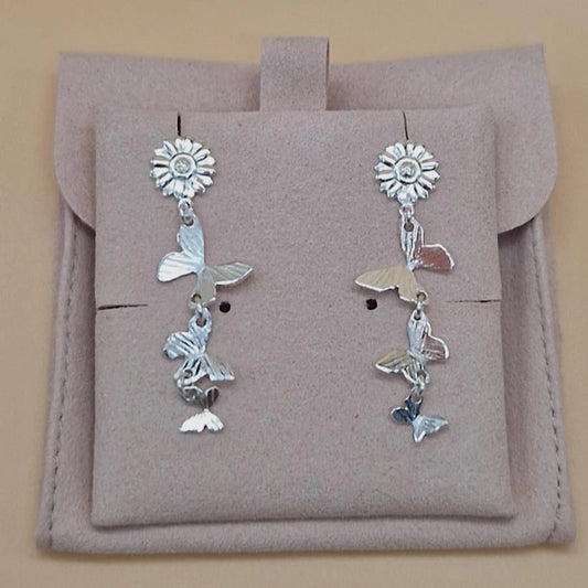 Pendientes alas de sol plata de ley, tres pequeñas mariposas danzan con cada movimiento, suspendida con ligereza desde unos topitos en forma de girasol