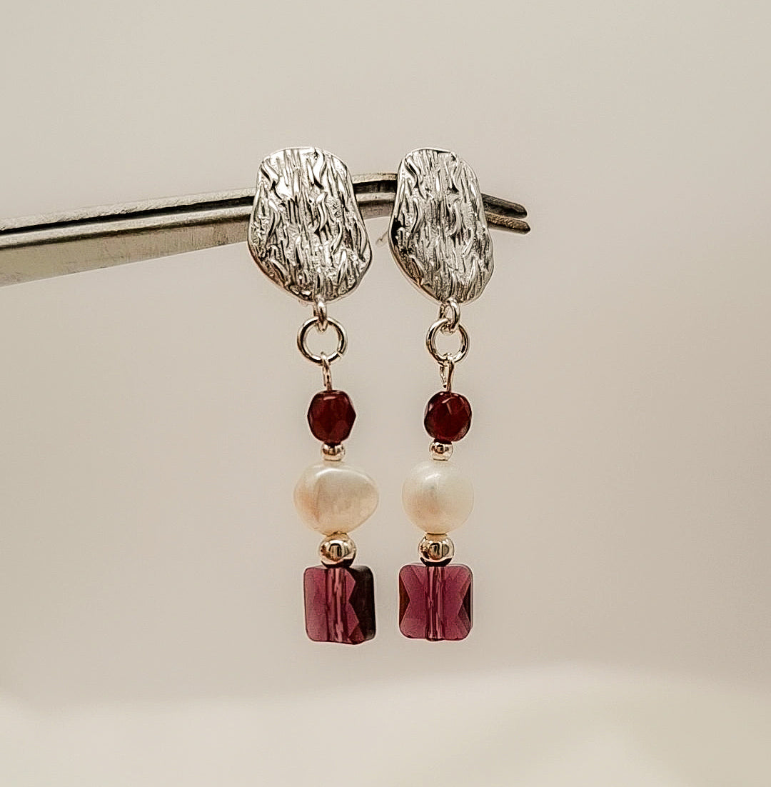 Pendientes artesanales de plata de ley con granate natural y perla cultivada. Elegantes, femeninos y con un diseño único hecho a mano.