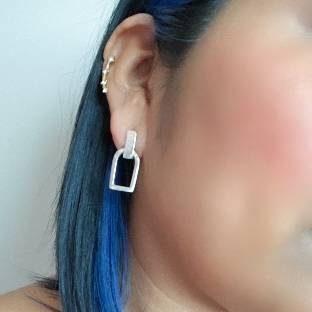 Pendientes minimalistas de plata de ley hechos a mano con acabado limpio