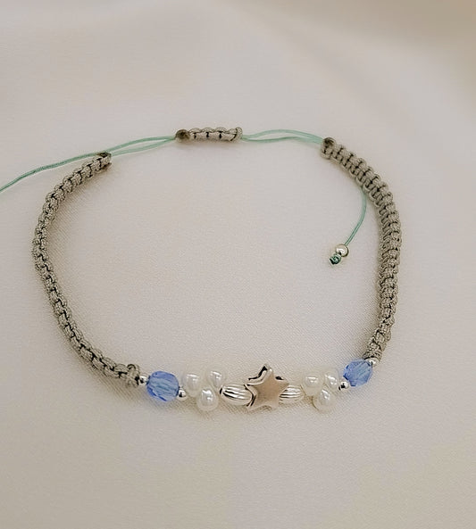 Pulsera artesanal macramé gris con estrella de plata y cuentas azules ajustable