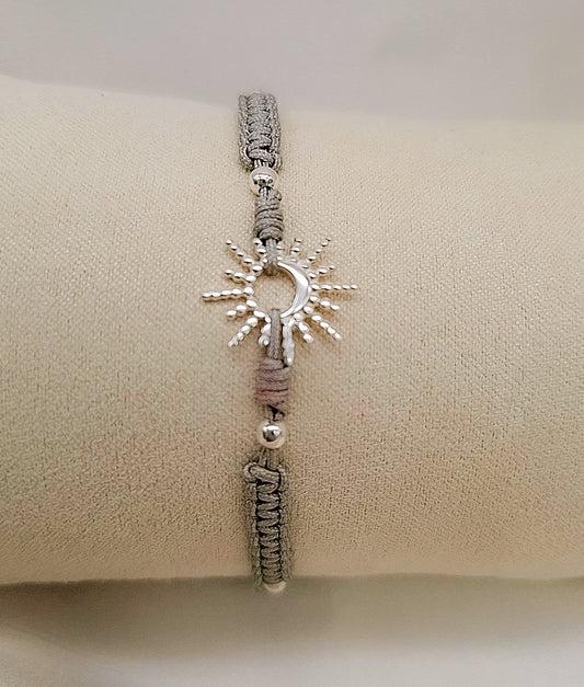 pulsera artesanal macramé gris con charm de sol  en plata ajustable.