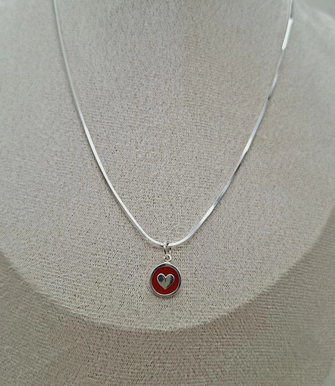 Collar de plata con colgante corazón rojo esmaltado