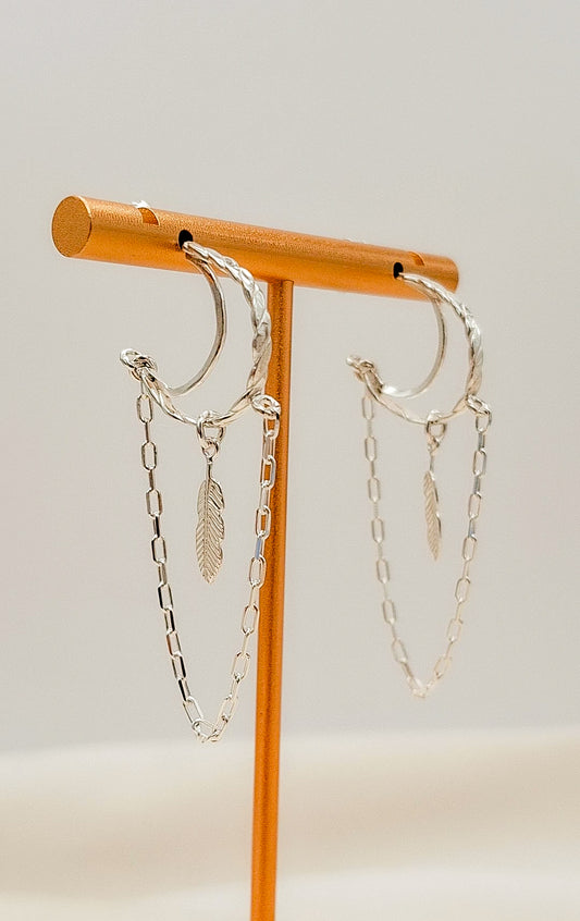 Pendientes Aro Pluma con Cadena – Plata de Ley