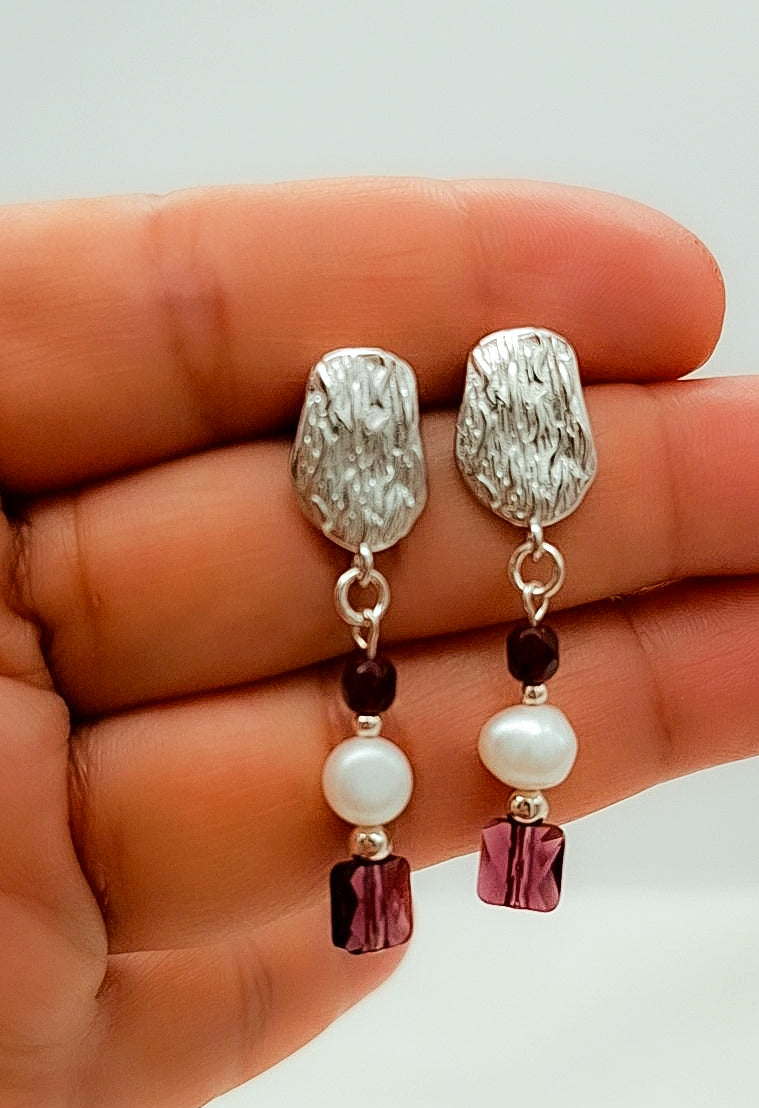 Pendientes artesanales de plata de ley con granate natural y perla cultivada. Elegantes, femeninos y con un diseño único hecho a mano.